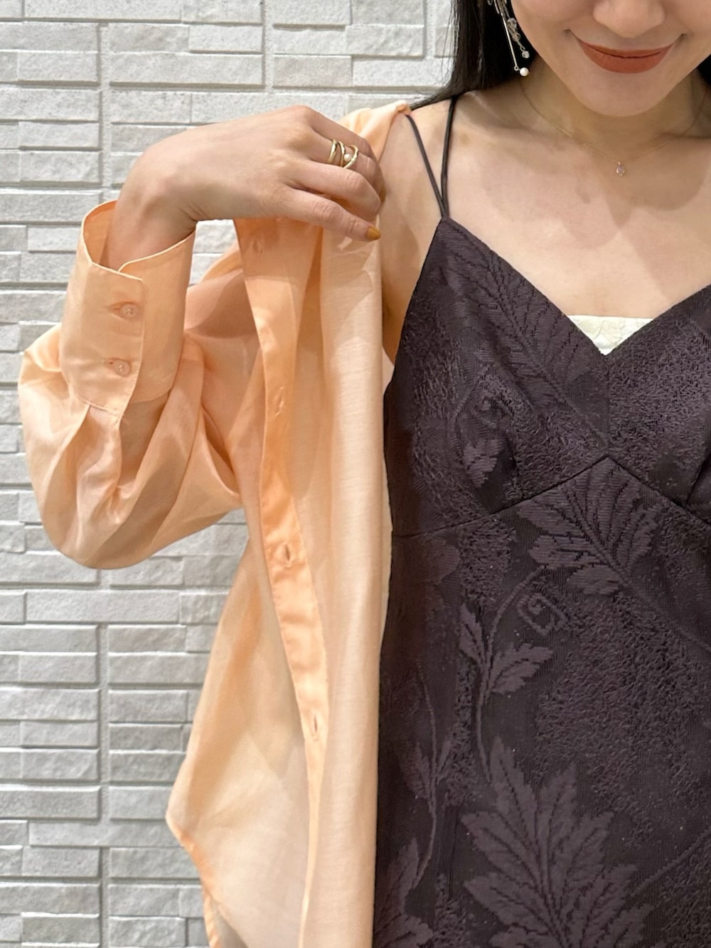 「MERCURYDUO(MERCURYDUO)、MERCURYDUO、マーキュリーデュオ(MERCURYDUO)、マーキュリーデュオ、キャミワンピース、ブラウンコーデ、シアーシャツ、オレンジコーデ、キャミワンピ、お出かけコーデ、イエベ」｜「MERCURYDUOのクリアチューブウェッジサンダル（サンダル、その他）」を使った、村岡愛美さん（レディース・162cm）の春コーディネートの5枚目の写真