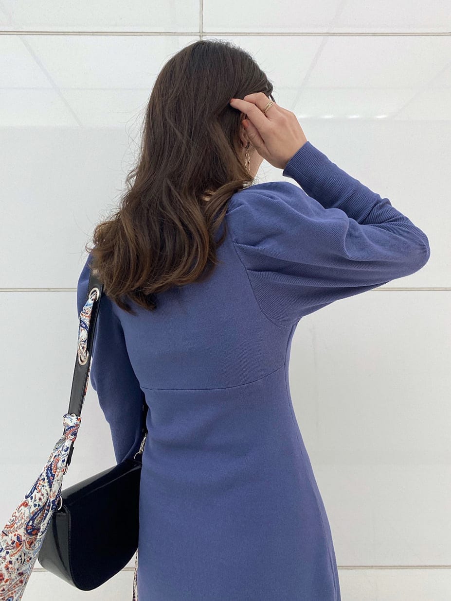 ブラック系のその他シューズ、ブラック系のブルゾン、パープル系のワンピースを着用したレディースの冬コーディネートの9枚目の写真