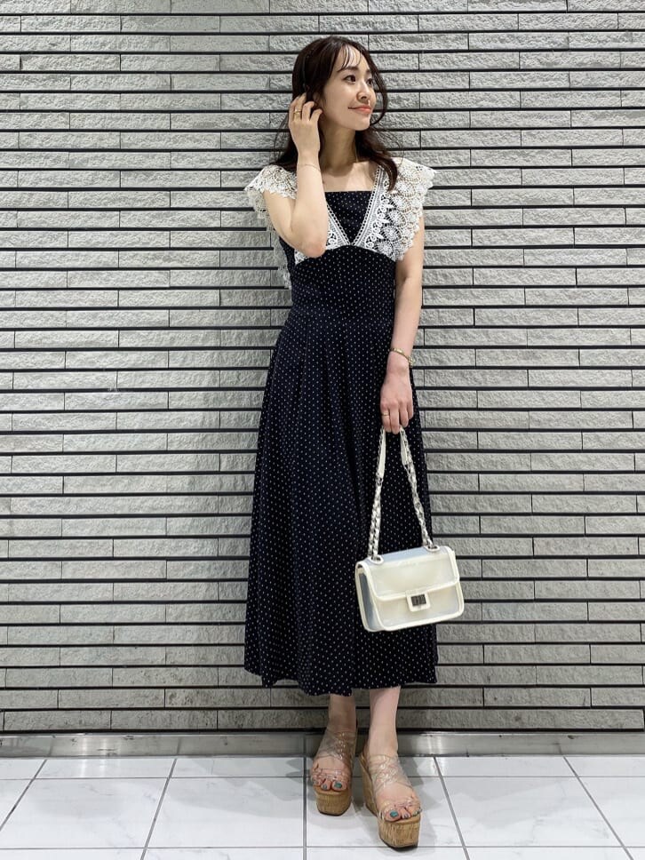 ブラック系のキャミソール、その他のサンダル、ホワイト系のショルダーバッグを着用したレディースの春コーディネートの7枚目の写真