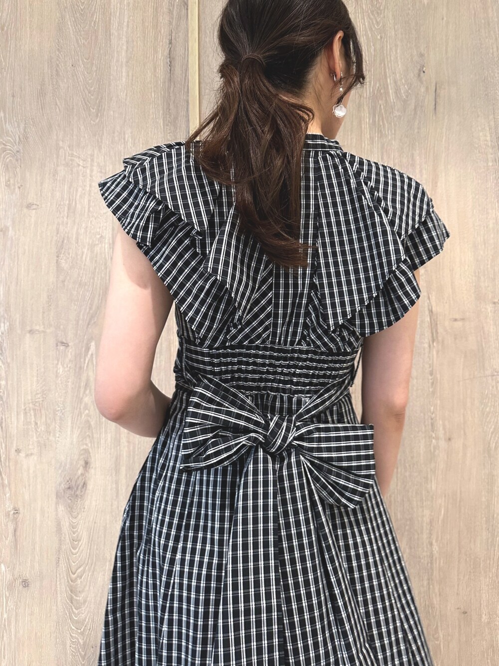 ブラック系のサンダル、その他のワンピース、ホワイト系のチューブトップを着用したレディースの春コーディネートの8枚目の写真