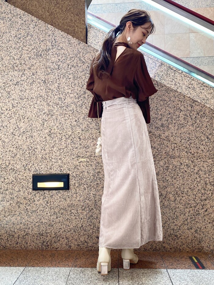 ブラウン系のシャツ/ブラウス、ベージュ系のスカート、ホワイト系のハンドバッグを着用したレディースの夏コーディネートの3枚目の写真