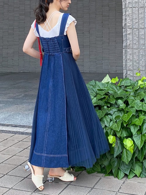 レッド系のハンドバッグ、ブルー系のワンピース、ホワイト系のニット/セーターを着用したレディースの夏コーディネートの2枚目の写真