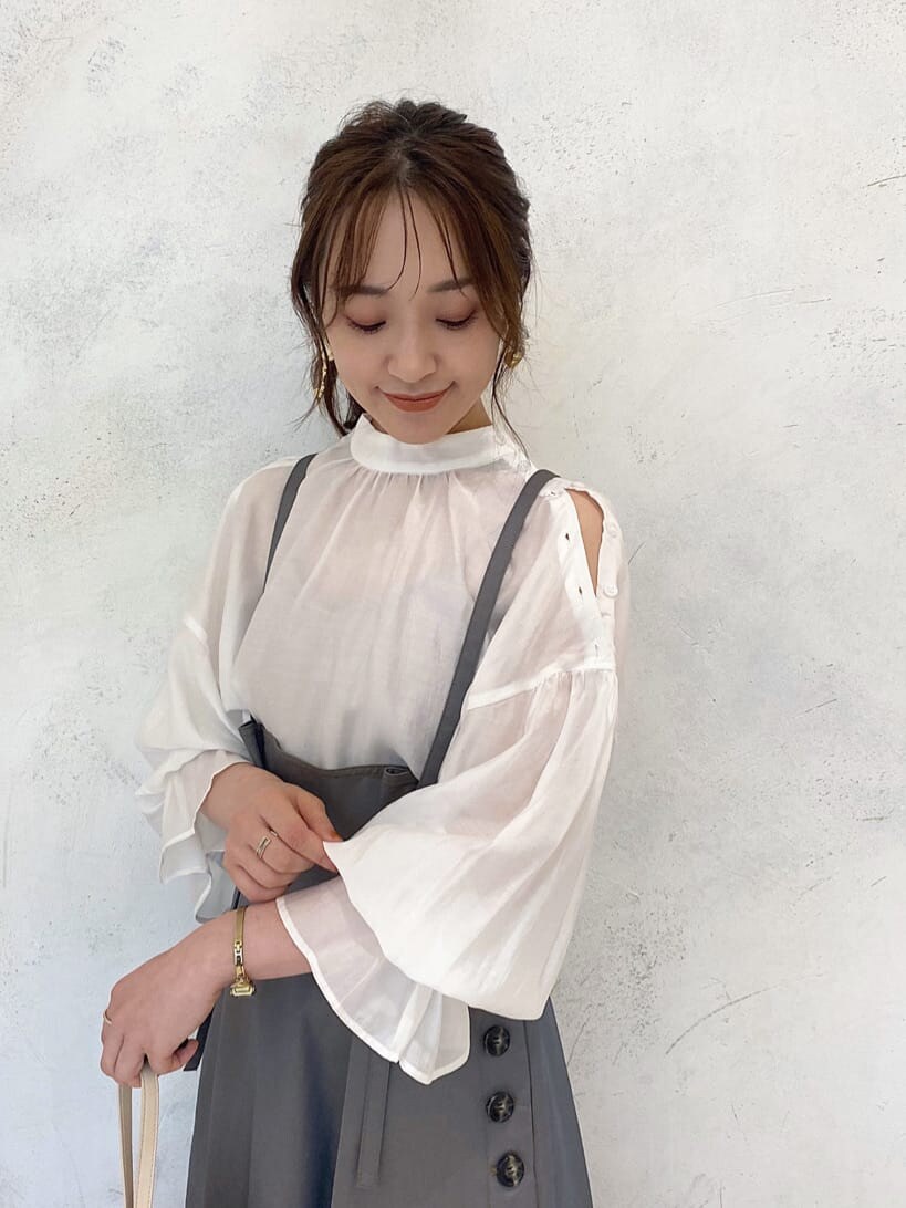 ホワイト系のシャツ/ブラウス、ベージュ系のスカート、ベージュ系のハンドバッグを着用したレディースの夏コーディネートの7枚目の写真