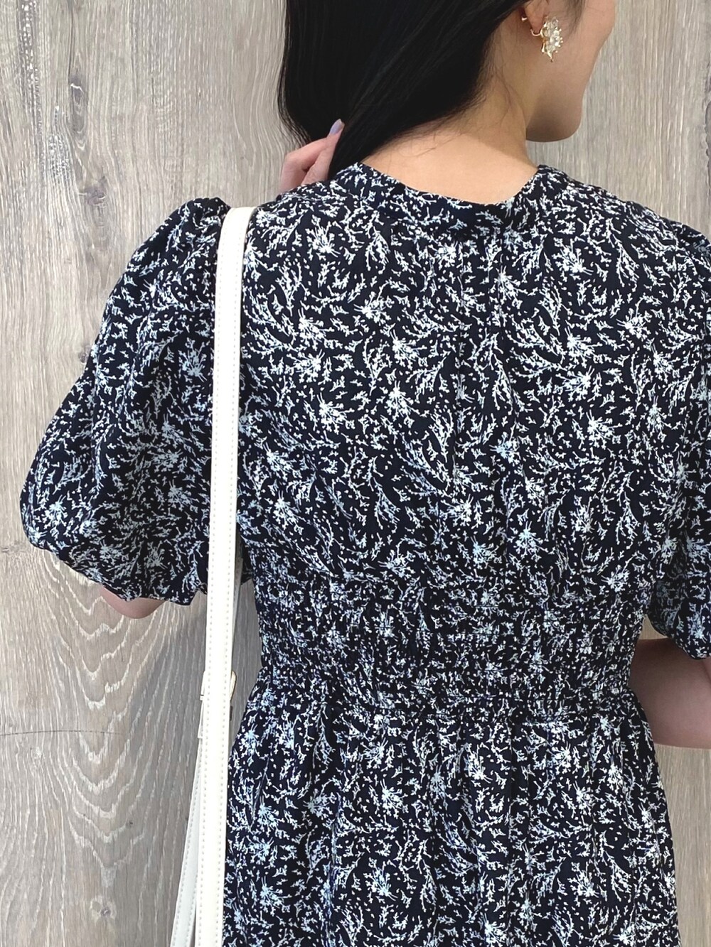 ホワイト系のローファー、ブラック系のワンピース、ホワイト系のハンドバッグを着用したレディースの冬コーディネートの7枚目の写真