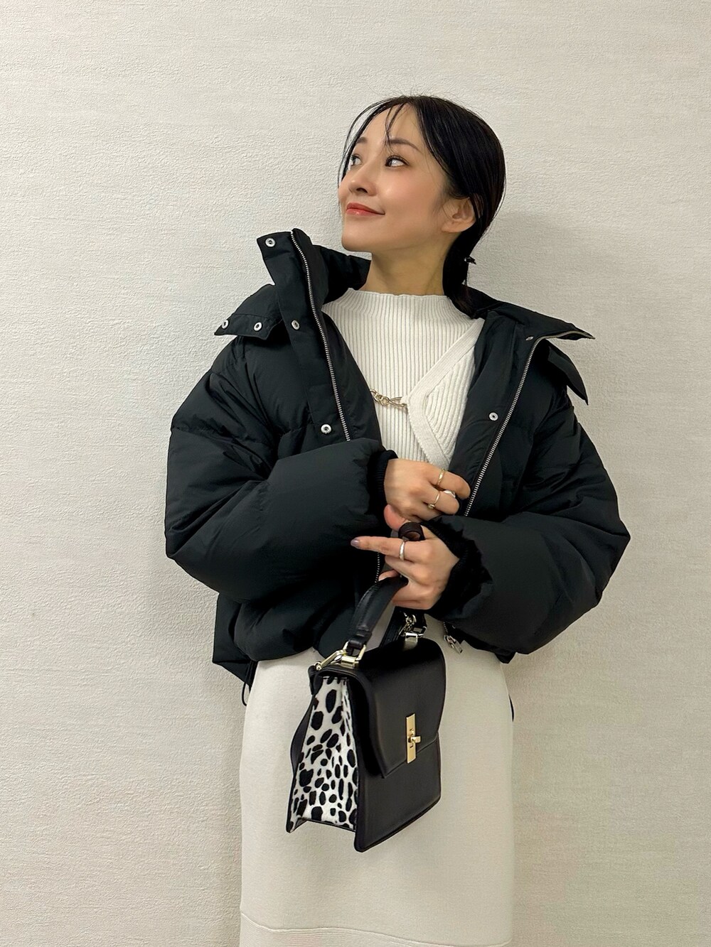 ブラック系のローファー、ホワイト系のワンピース、ブラック系のハンドバッグを着用したレディースの秋コーディネートの4枚目の写真