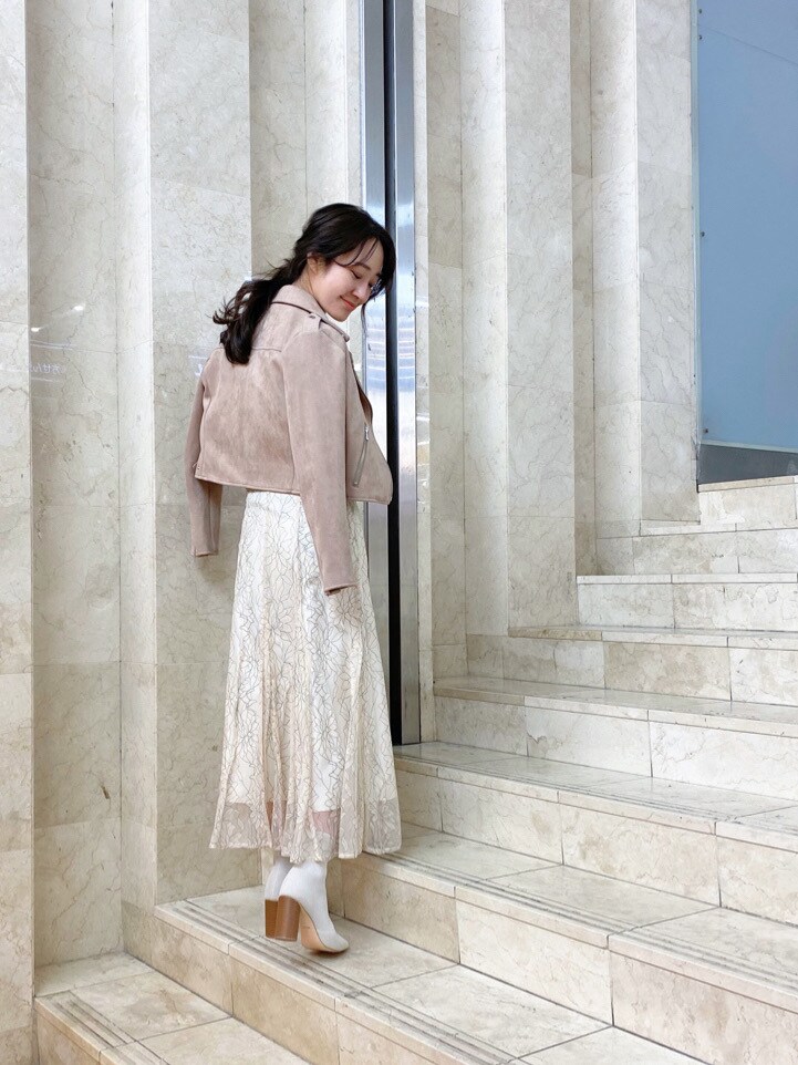 グリーン系のニット/セーター、ベージュ系のスカートを着用したレディースの冬コーディネートの3枚目の写真