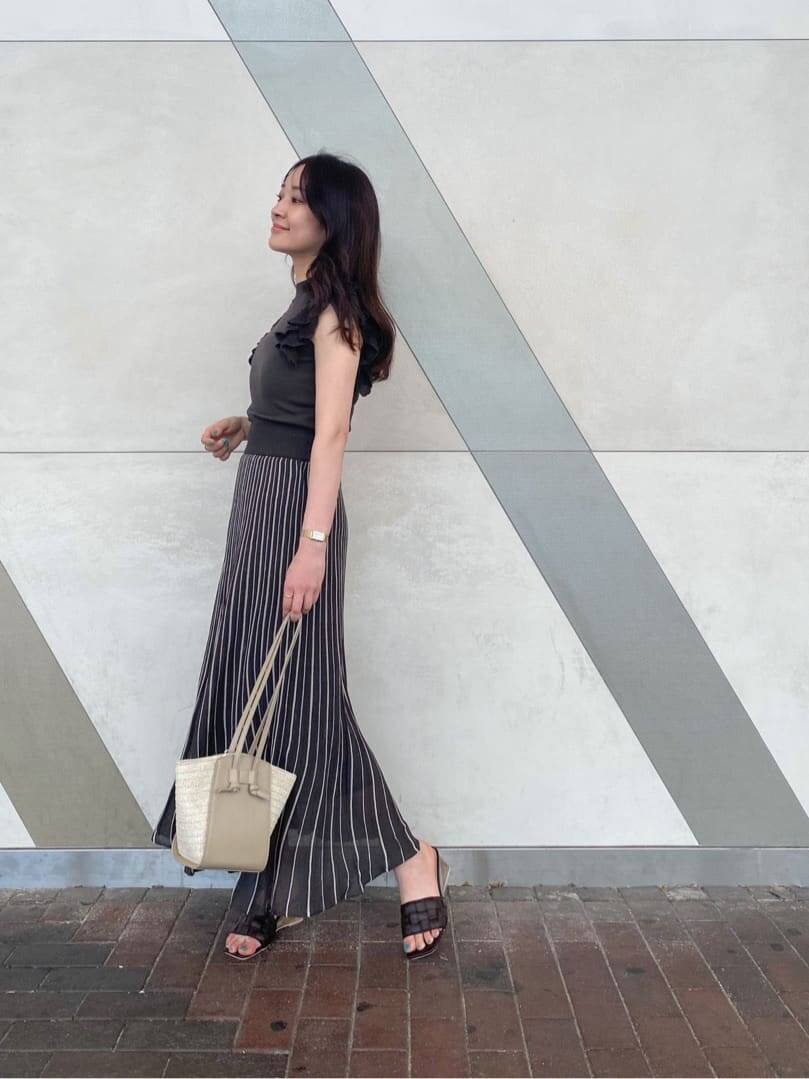 ブラウン系のサンダル、ベージュ系のトートバッグ、グレー系のワンピースを着用したレディースの夏コーディネートの3枚目の写真