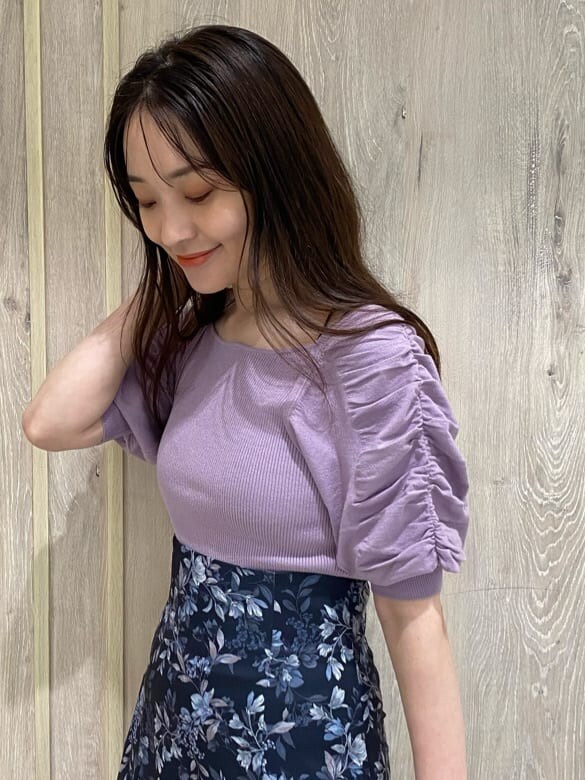 ベージュ系のキャミソール、ブラック系のブーツ、ブルー系のスカートを着用したレディースの夏コーディネートの4枚目の写真