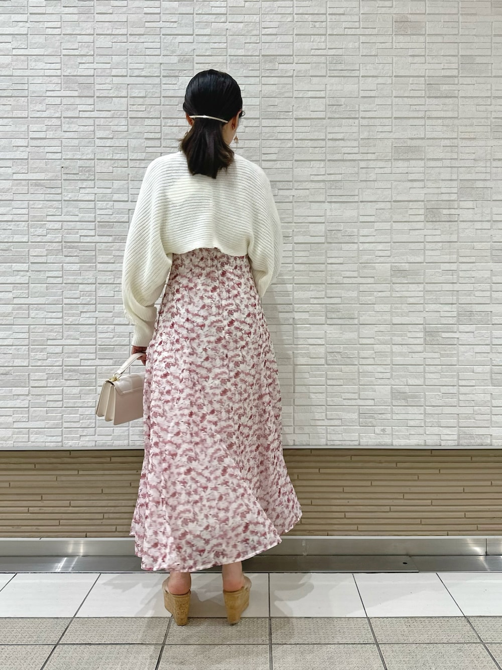 ホワイト系のカーディガン/ボレロ、ホワイト系のハンドバッグ、ピンク系のワンピースを着用したレディースの春コーディネートの4枚目の写真