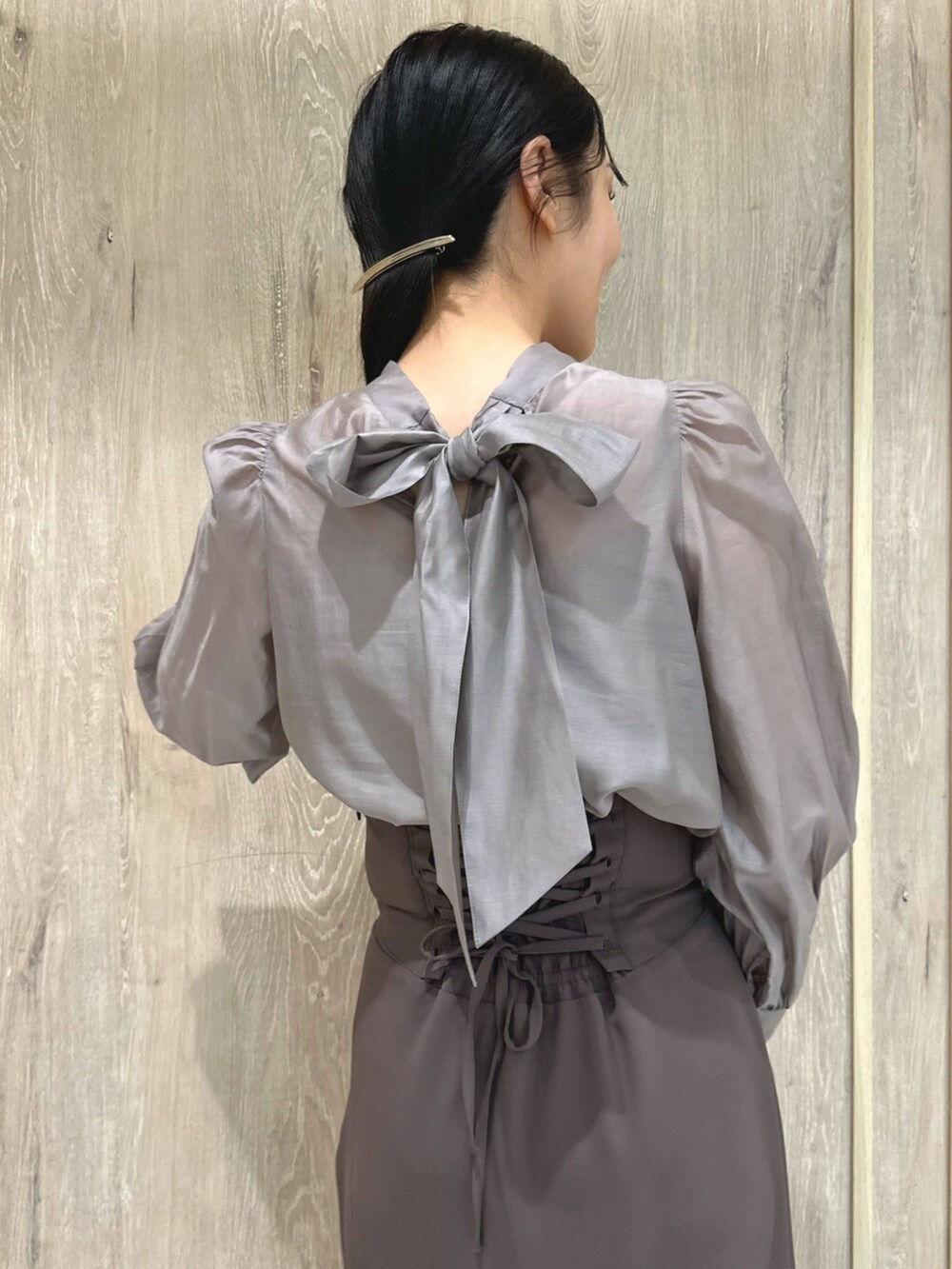 ホワイト系のブーツ、グレー系のシャツ/ブラウス、ブラウン系のスカートを着用したレディースの冬コーディネートの8枚目の写真