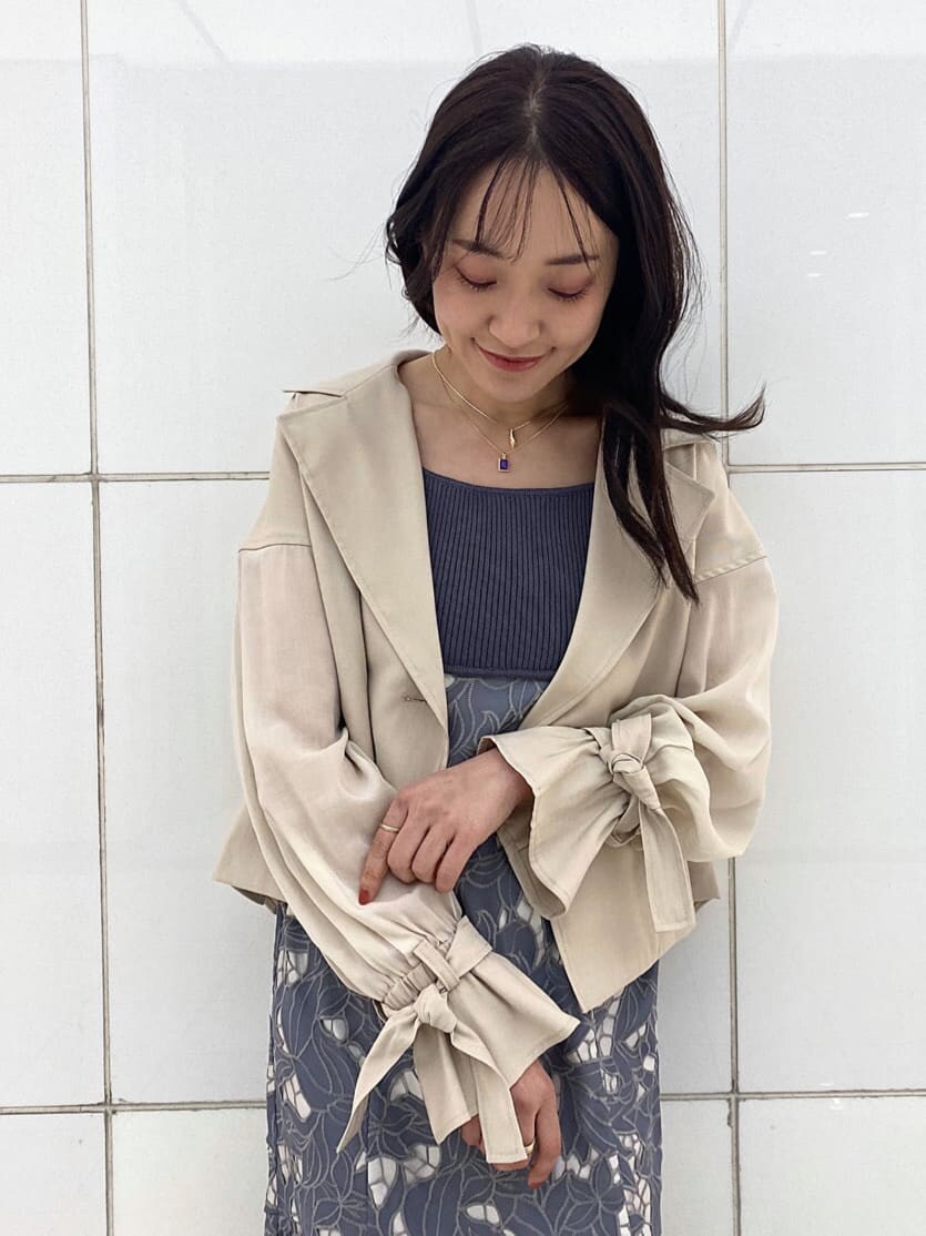 ホワイト系のTシャツ/カットソー、ベージュ系のトレンチコート、ホワイト系のパンプスを着用したレディースの春コーディネートの4枚目の写真