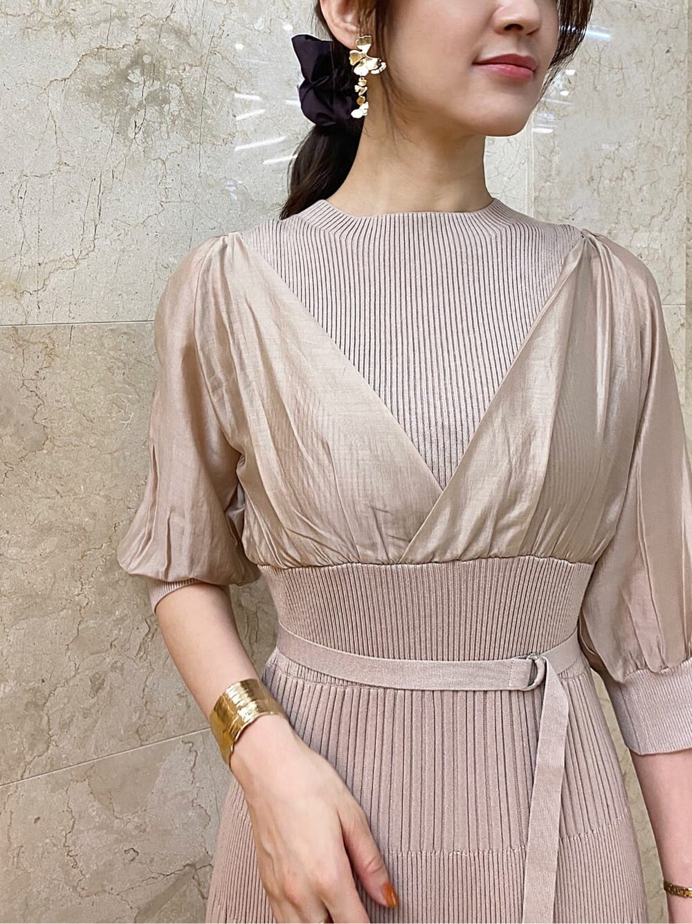 ピンク系のワンピース、ブラウン系のその他シューズ、ホワイト系のハンドバッグを着用したレディースの夏コーディネートの8枚目の写真