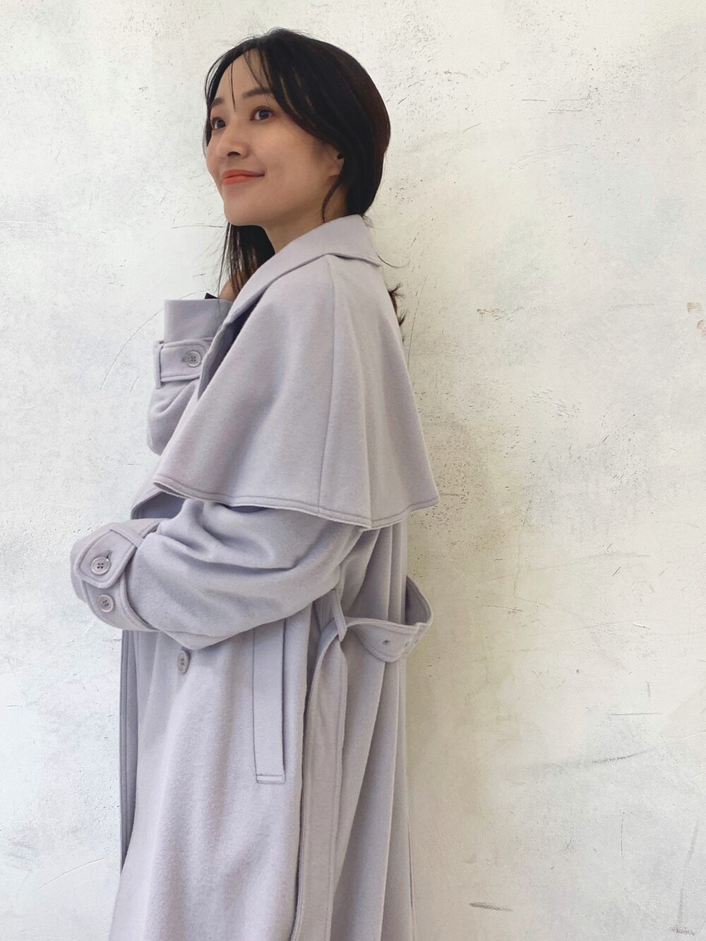 ブラウン系のニット/セーター、グレー系のその他アウター、ベージュ系のブーツを着用したレディースの秋コーディネートの5枚目の写真