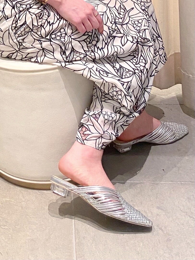 パープル系のシャツ/ブラウス、シルバー系のサンダル、ブラック系のワンピースを着用したレディースの春コーディネートの8枚目の写真