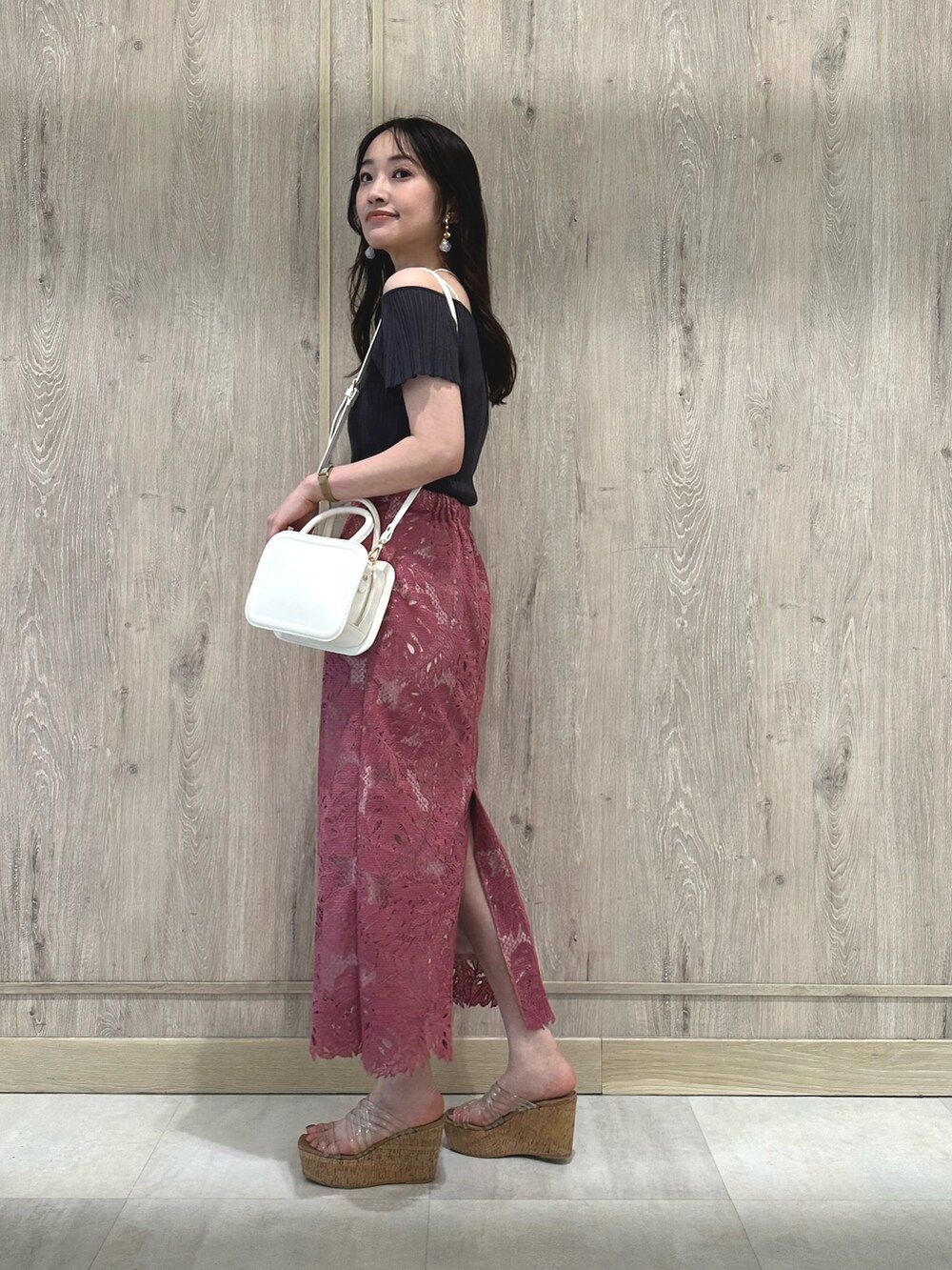 ホワイト系のハンドバッグ、グレー系のニット/セーター、ピンク系のスカートを着用したレディースの春コーディネートの3枚目の写真