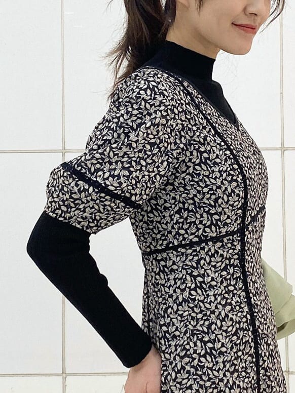 ブラック系のワンピース、ブラウン系のその他シューズ、グリーン系のテーラードジャケットを着用したレディースの秋コーディネートの4枚目の写真