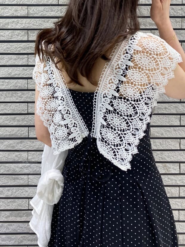 ブラック系のキャミソール、その他のサンダル、ホワイト系のショルダーバッグを着用したレディースの春コーディネートの10枚目の写真