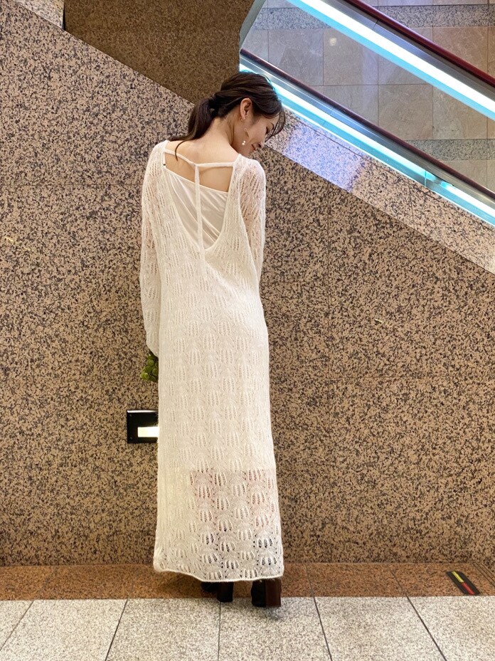 グリーン系のハンドバッグ、ホワイト系のワンピースを着用したレディースの秋コーディネートの4枚目の写真