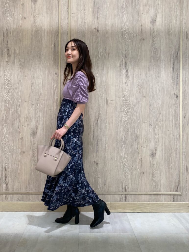 ベージュ系のキャミソール、ブラック系のブーツ、ブルー系のスカートを着用したレディースの夏コーディネートの2枚目の写真