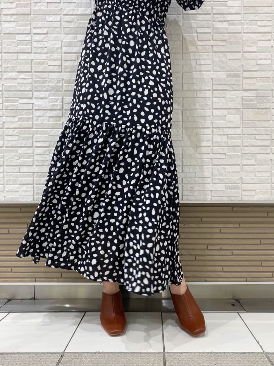 ブラウン系のサンダル、ベージュ系のキャミソール、ブラック系のワンピースを着用したレディースの夏コーディネートの6枚目の写真