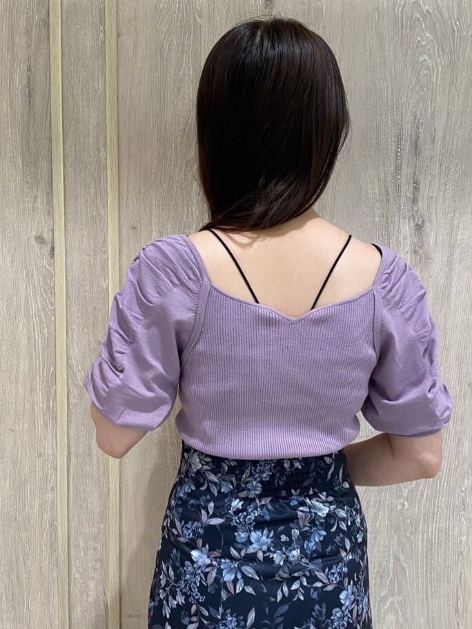 ベージュ系のキャミソール、ブラック系のブーツ、ブルー系のスカートを着用したレディースの夏コーディネートの5枚目の写真