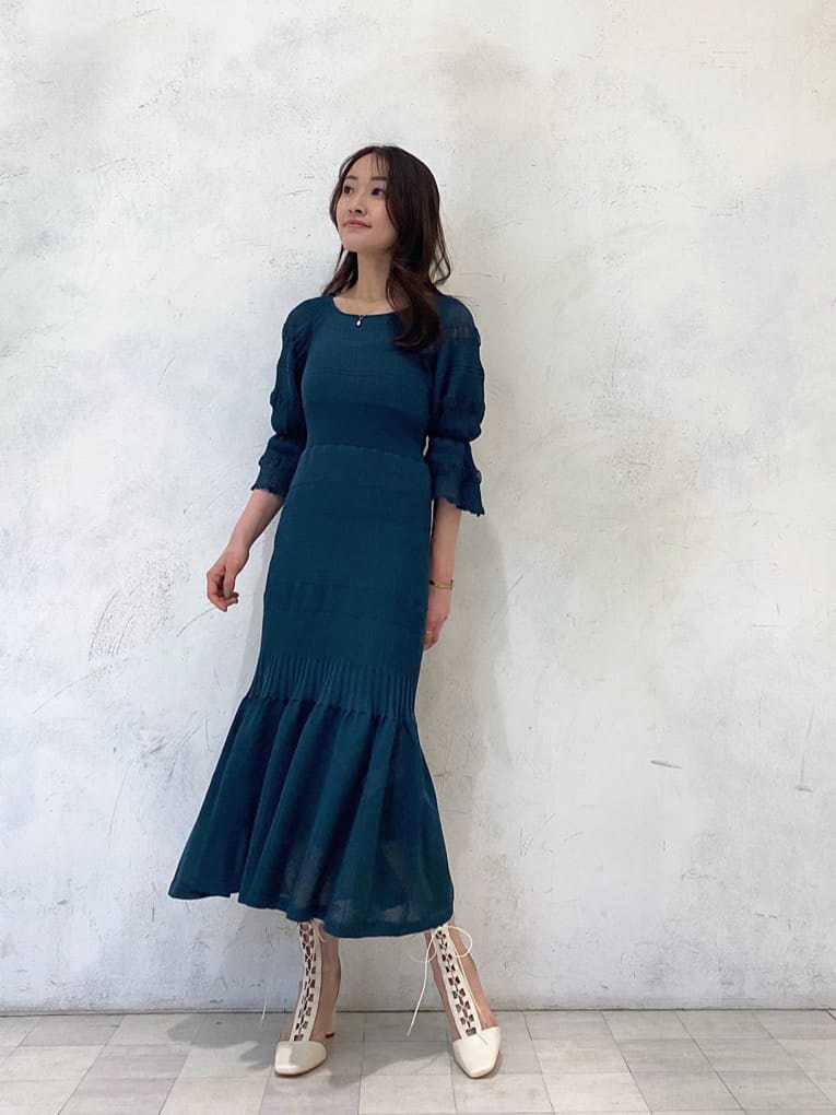 ブラック系のTシャツ/カットソー、グリーン系のワンピース、ホワイト系のその他シューズを着用したレディースの冬コーディネートの2枚目の写真