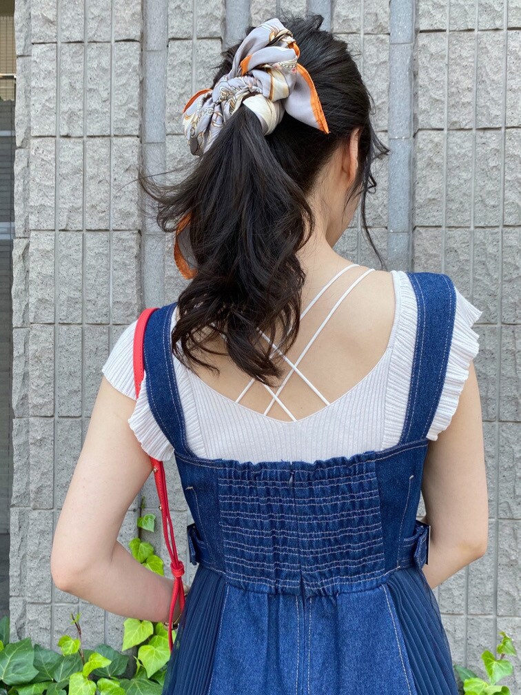 レッド系のハンドバッグ、ブルー系のワンピース、ホワイト系のニット/セーターを着用したレディースの夏コーディネートの5枚目の写真
