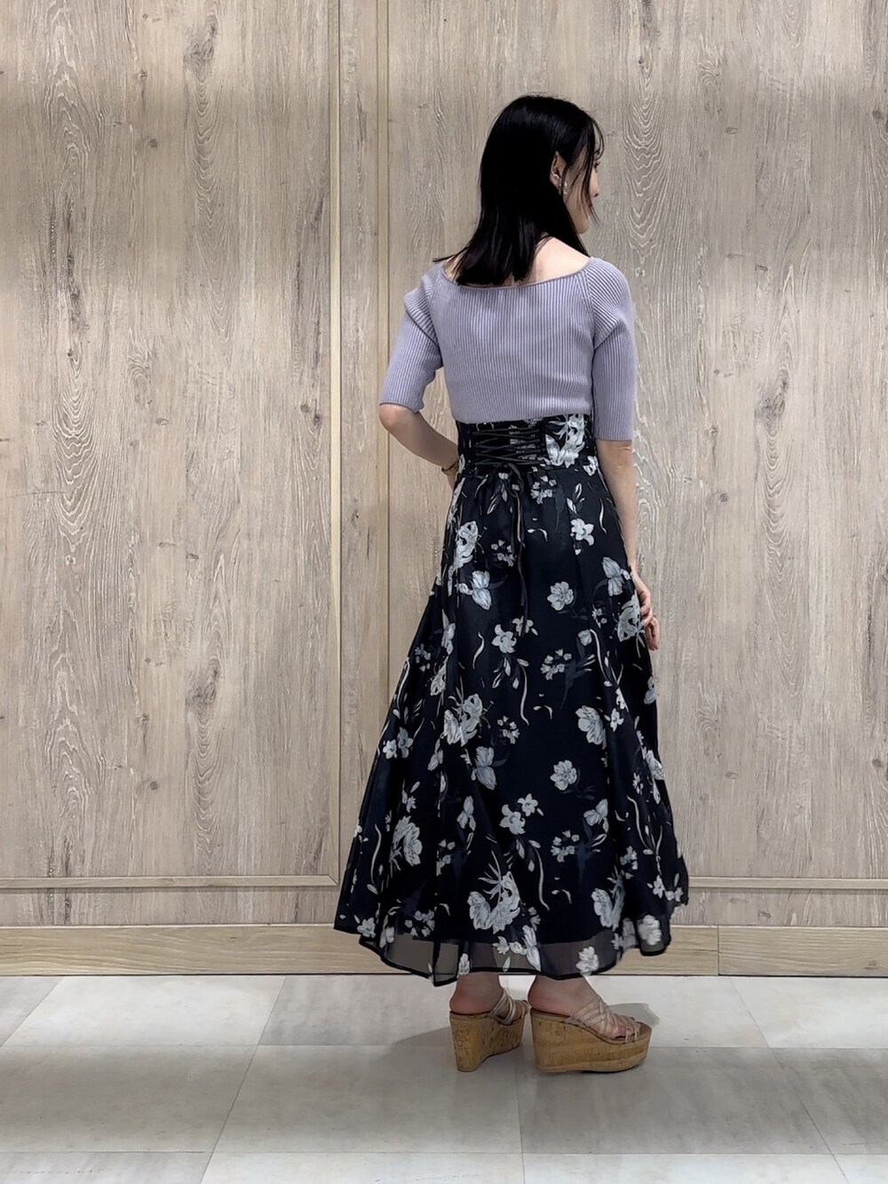 パープル系のワンピース、その他のサンダル、ゴールド系のイヤリングを着用したレディースの春コーディネートの3枚目の写真