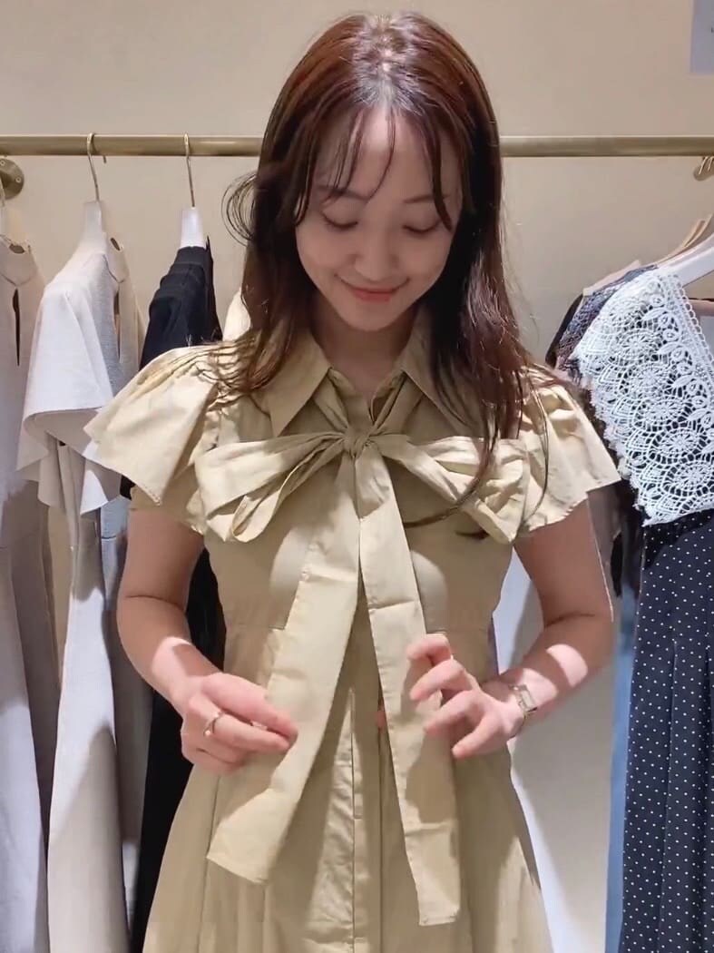 その他のサンダル、ベージュ系のワンピースを着用したレディースの夏コーディネートの6枚目の写真