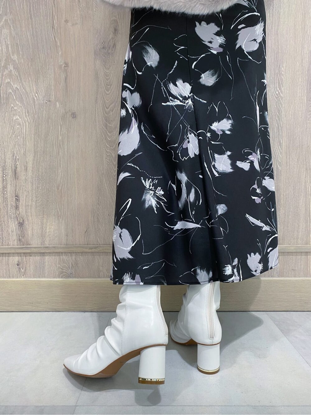 グレー系のその他アウター、パープル系のニット/セーター、ブラック系のスカートを着用したレディースの秋コーディネートの8枚目の写真