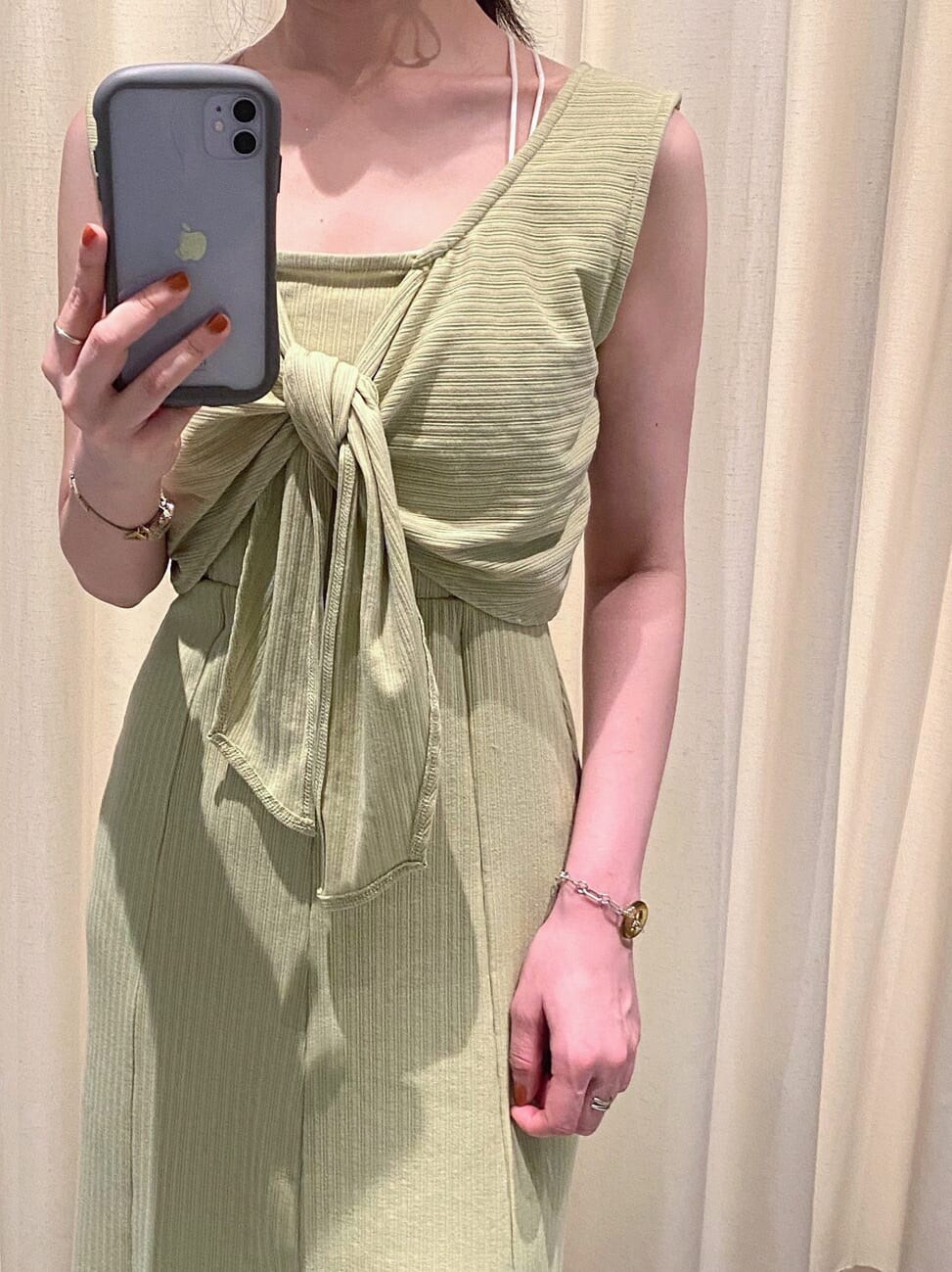 ホワイト系のシャツ/ブラウス、ホワイト系のサンダル、シルバー系のピアス（両耳用）を着用したレディースの夏コーディネートの5枚目の写真