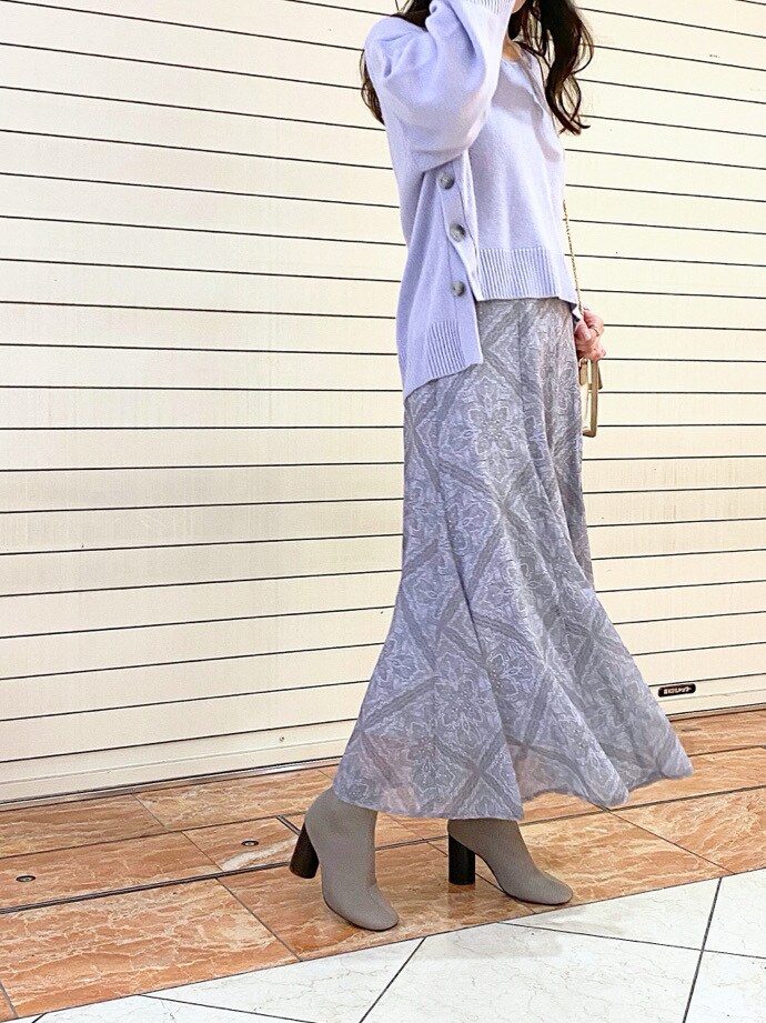 パープル系のスカート、パープル系のニット/セーターを着用したレディースの冬コーディネートの4枚目の写真