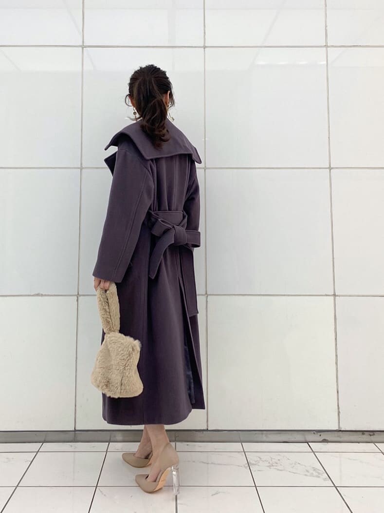 ベージュ系のパンプス、パープル系のチェスターコート、ホワイト系のニット/セーターを着用したレディースの冬コーディネートの3枚目の写真