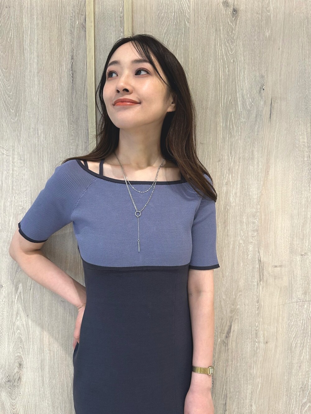 その他のサンダル、ブルー系のワンピース、シルバー系のネックレスを着用したレディースの夏コーディネートの5枚目の写真