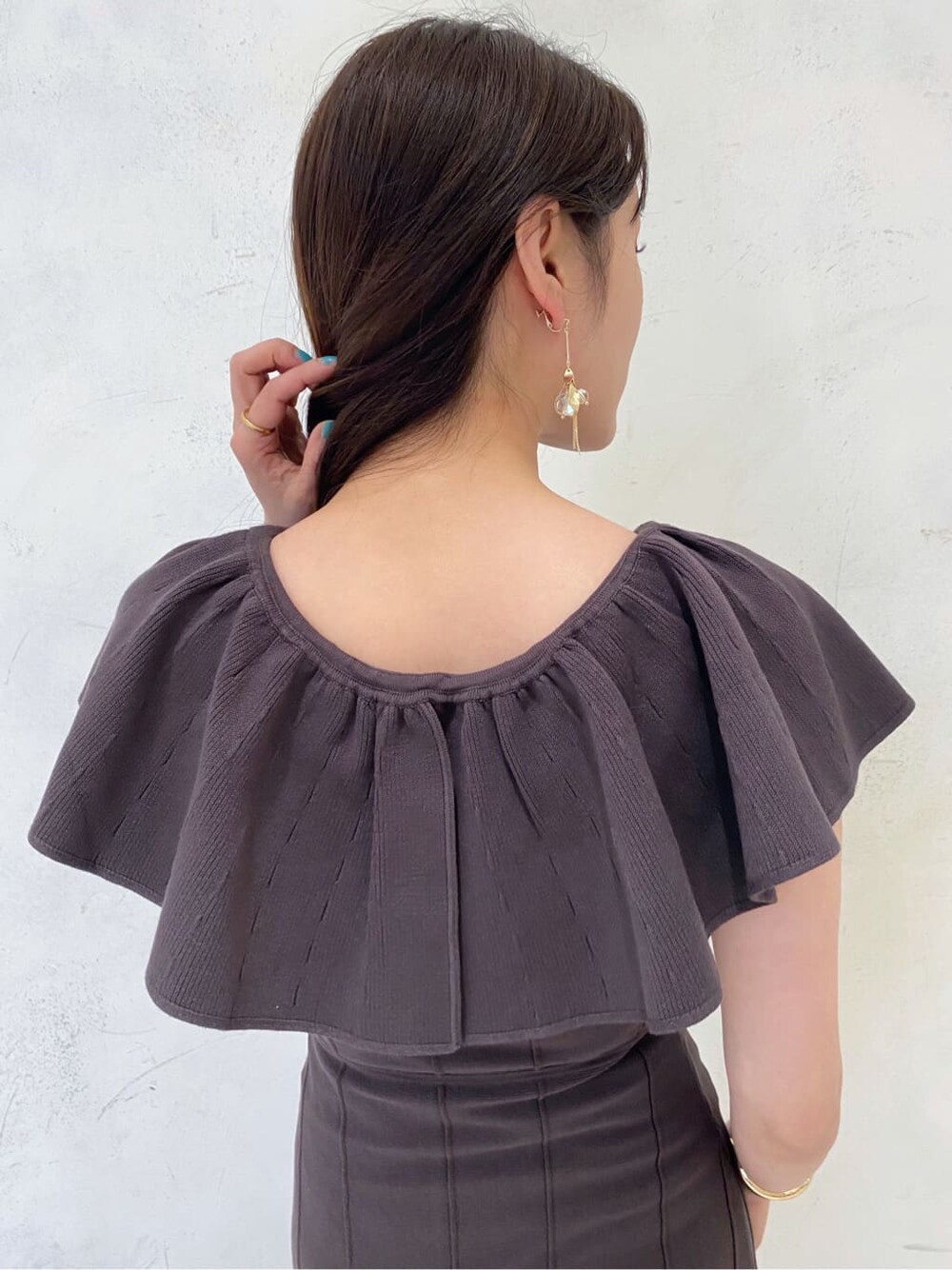 ベージュ系のキャミソール、ブラウン系のワンピース、ブラウン系のサンダルを着用したレディースの夏コーディネートの10枚目の写真