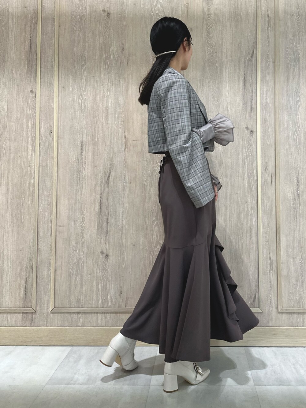 グレー系のシャツ/ブラウス、ホワイト系のブーツ、ブラウン系のテーラードジャケットを着用したレディースの冬コーディネートの3枚目の写真