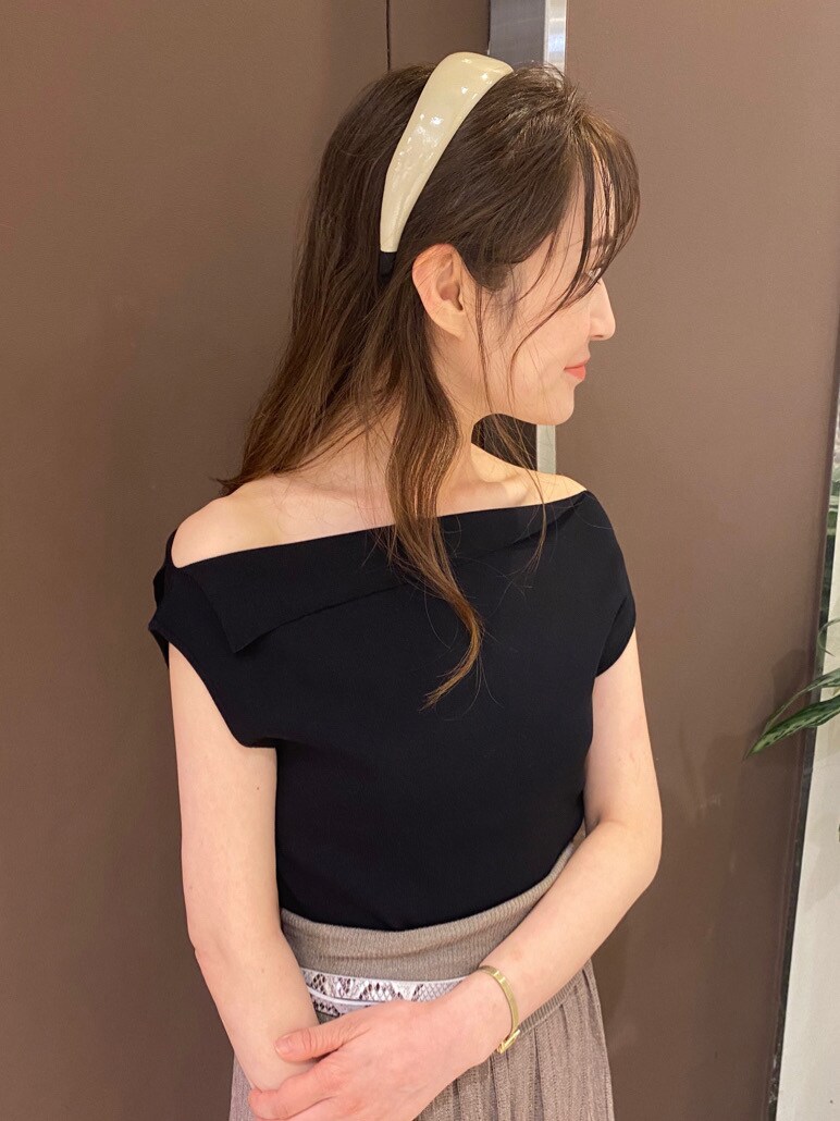 ブラック系のパンプス、ブラック系のハンドバッグを着用したレディースの夏コーディネートの3枚目の写真