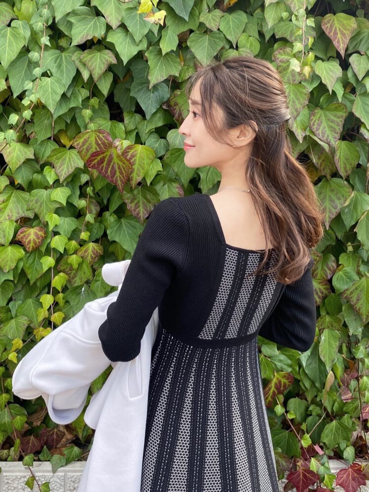 ブラック系のワンピース、ブラック系のその他シューズ、パープル系のステンカラーコートを着用したレディースの冬コーディネートの4枚目の写真