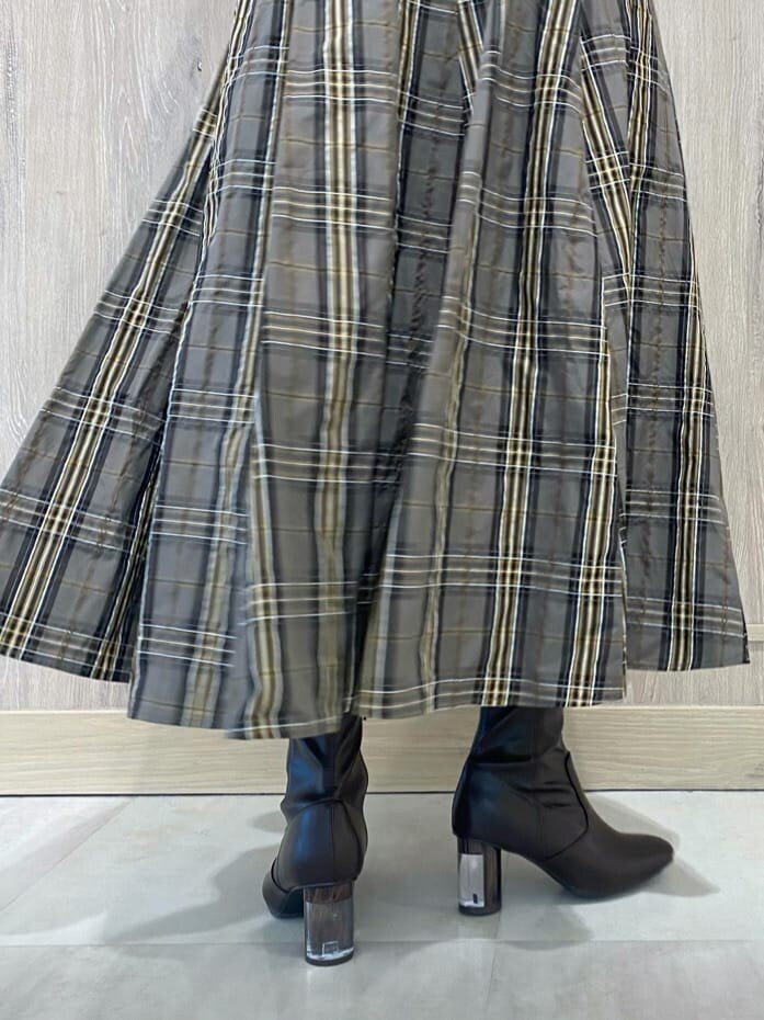 ベージュ系のスカート、ブラウン系のブーツ、ピンク系のニット/セーターを着用したレディースの秋コーディネートの10枚目の写真