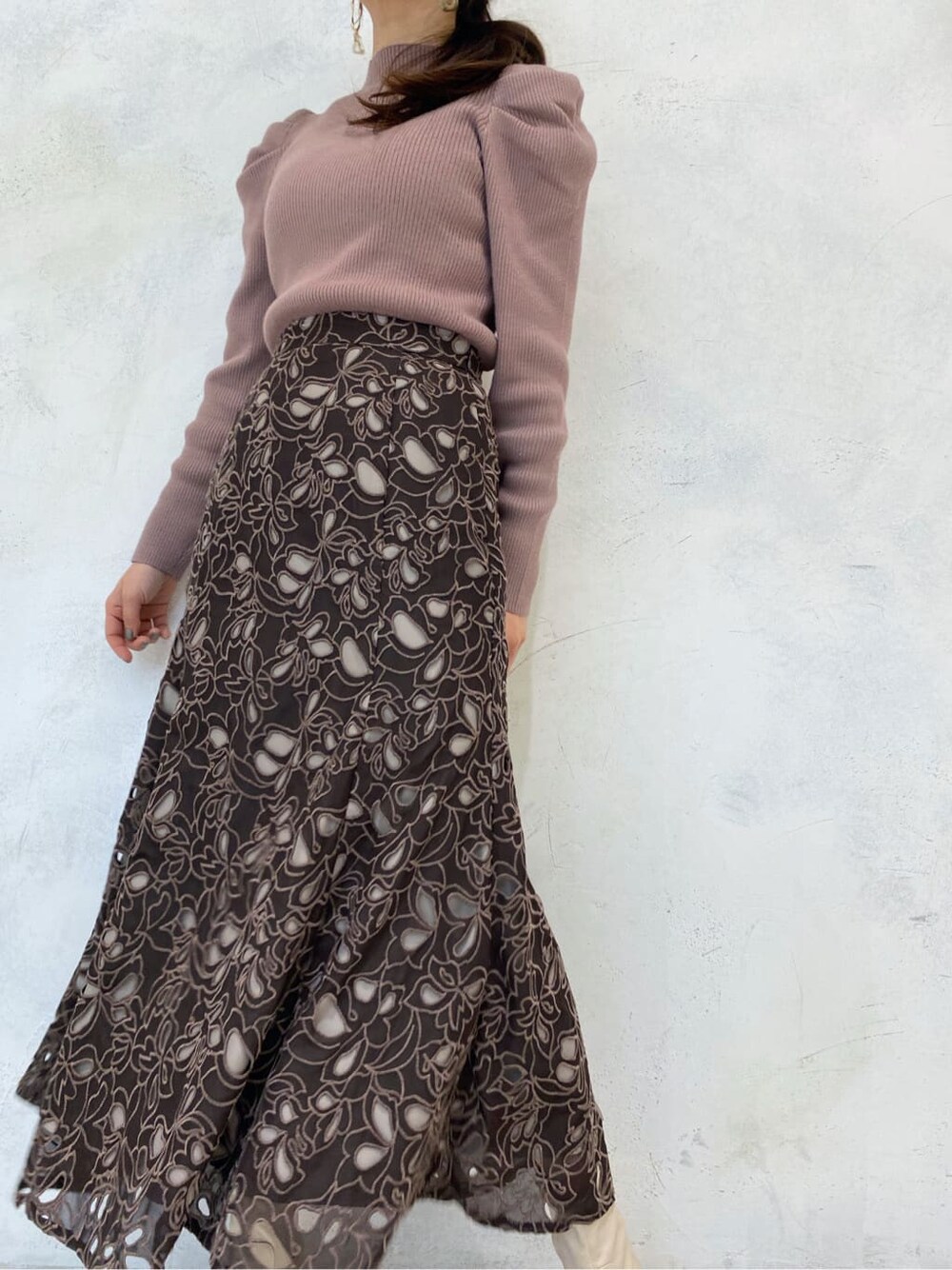 ベージュ系のその他シューズ、ブラウン系のニット/セーター、ブラウン系のスカートを着用したレディースの冬コーディネートの8枚目の写真