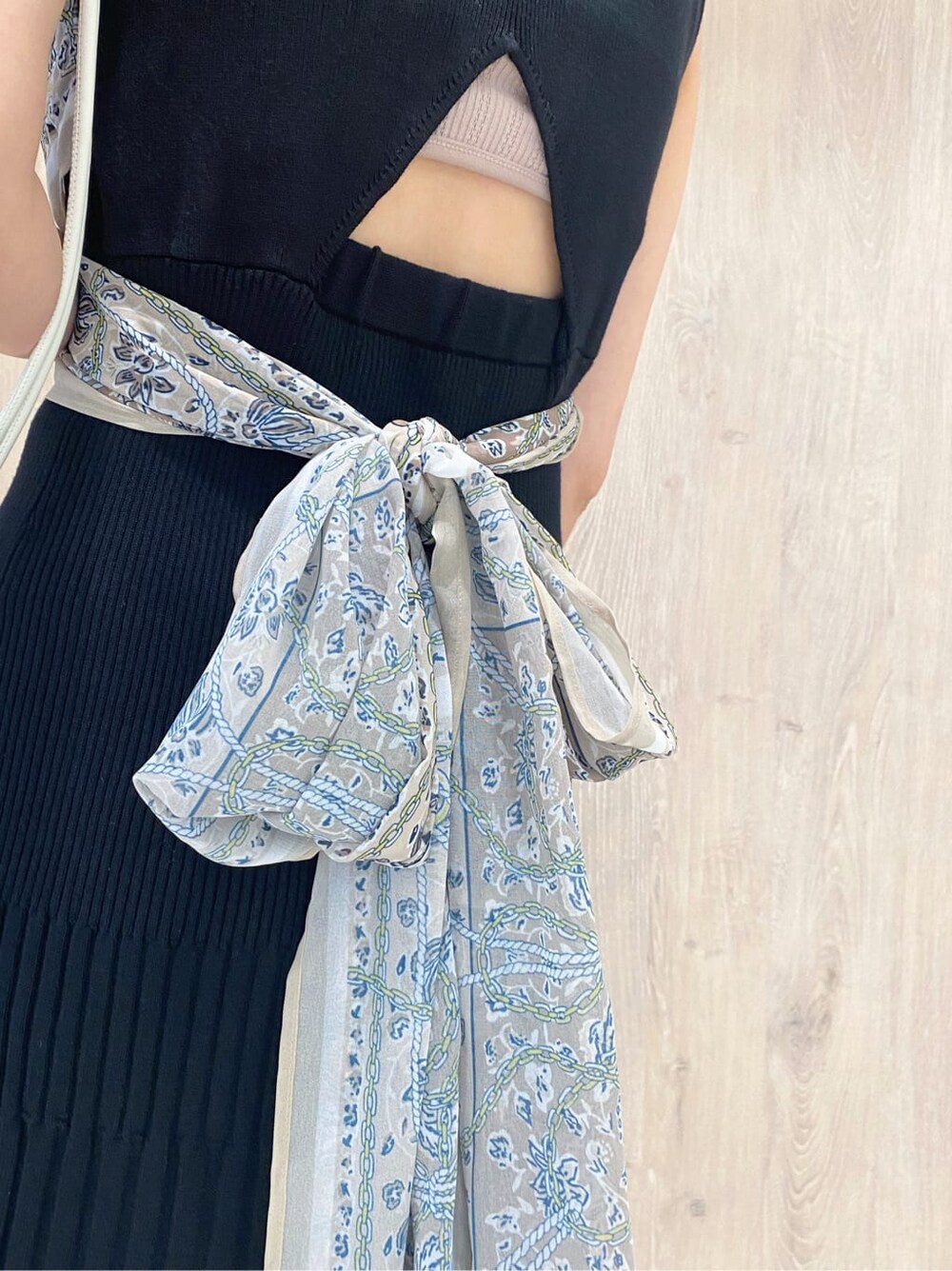 ブラック系のワンピース、イエロー系のサンダル、ホワイト系のハンドバッグを着用したレディースの夏コーディネートの7枚目の写真