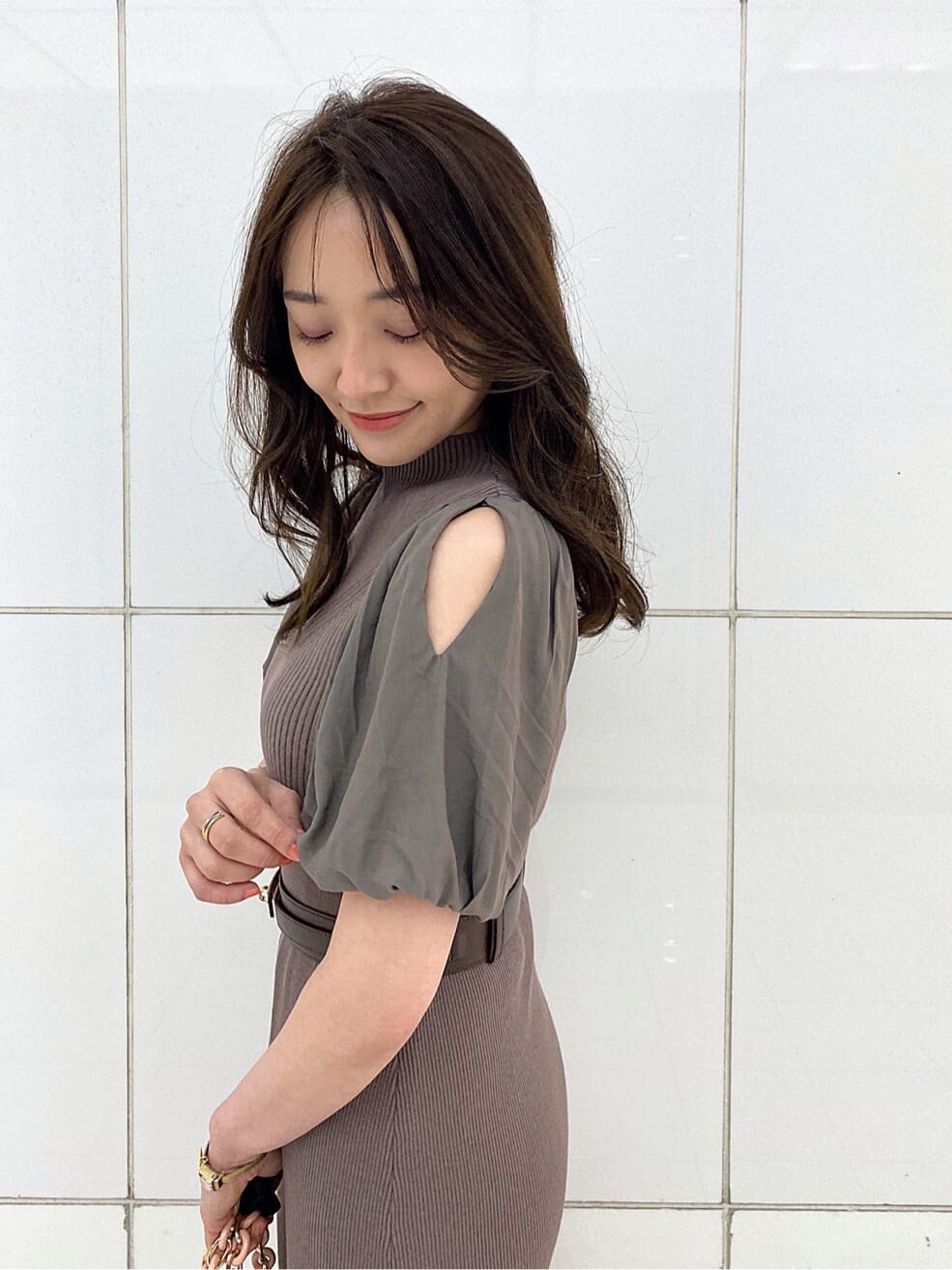 ピンク系のハンドバッグ、ブラウン系のワンピース、ブラウン系のサンダルを着用したレディースの春コーディネートの5枚目の写真