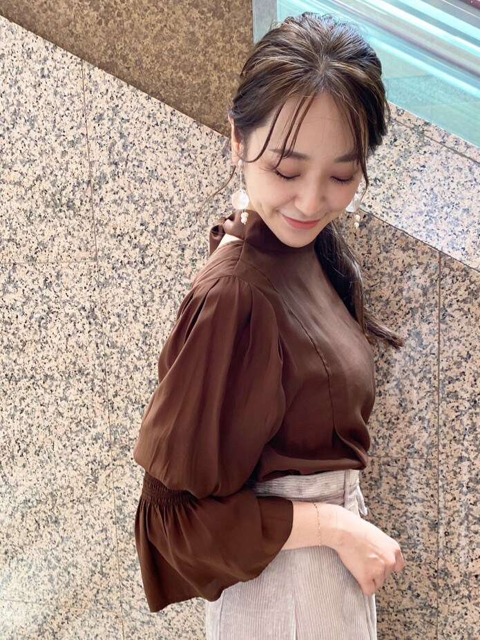 ブラウン系のシャツ/ブラウス、ベージュ系のスカート、ホワイト系のハンドバッグを着用したレディースの夏コーディネートの6枚目の写真