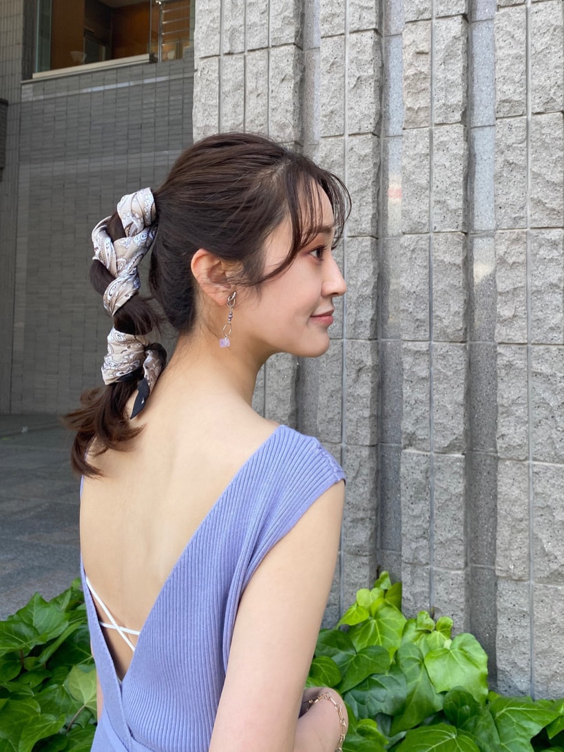 シルバー系のサンダル、ホワイト系のTシャツ/カットソー、ブルー系のワンピースを着用したレディースの春コーディネートの5枚目の写真