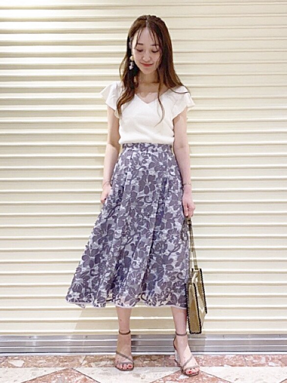 ブラウン系のサンダル、ブラック系のハンドバッグを着用したレディースの夏コーディネートの4枚目の写真