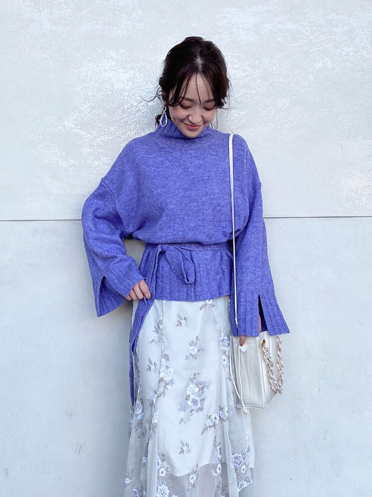 その他のイヤリングを着用したレディースの秋コーディネートの4枚目の写真