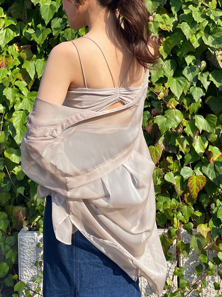 イエロー系のショルダーバッグ、その他のサンダル、ベージュ系のシャツ/ブラウスを着用したレディースの春コーディネートの8枚目の写真