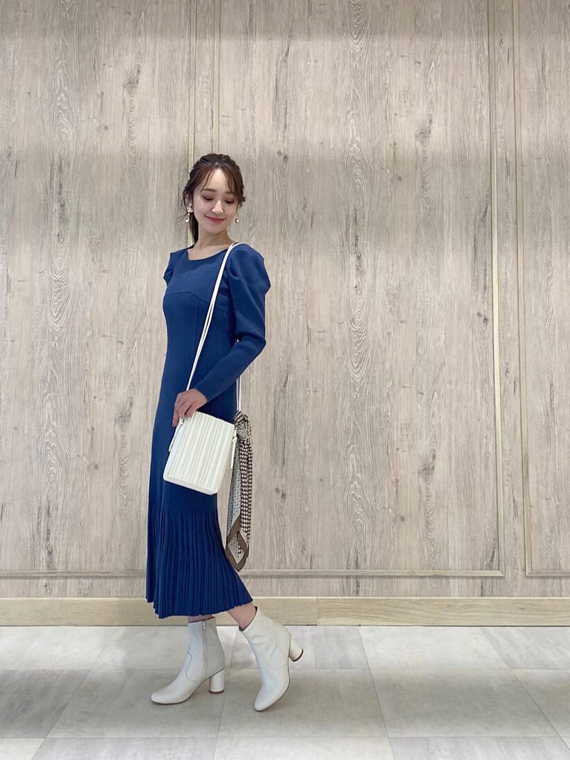 ホワイト系のその他シューズ、ホワイト系のハンドバッグ、ブルー系のワンピースを着用したレディースの秋コーディネートの2枚目の写真