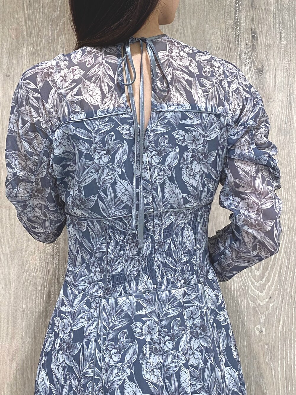 ブラック系のブーツ、グレー系のワンピースを着用したレディースの秋コーディネートの8枚目の写真