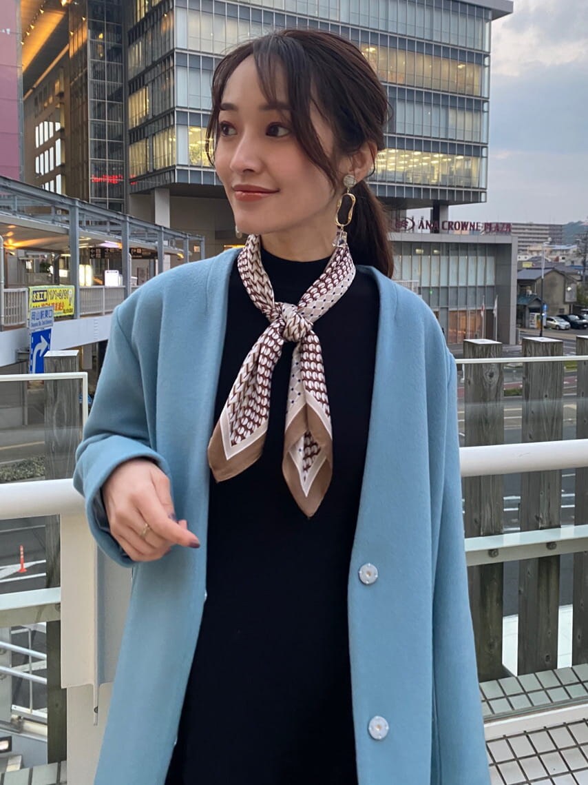 ブラウン系のその他シューズ、ブルー系のノーカラーコート、ブラック系のワンピースを着用したレディースの秋コーディネートの8枚目の写真